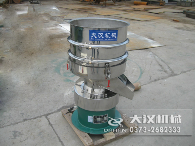 涂料過(guò)濾振動(dòng)篩：利用振動(dòng)電機(jī)的振動(dòng)力帶動(dòng)物料在篩網(wǎng)上進(jìn)行篩分，從而利用篩網(wǎng)孔徑的大小不同，完成涂料的分級(jí)，除雜等篩分目的。