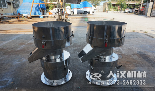 不銹鋼涂料振動(dòng)篩是一種比較受用戶(hù)歡迎的產(chǎn)品之一，主要優(yōu)勢(shì)耐酸堿，不生銹，使用壽命長(zhǎng)。