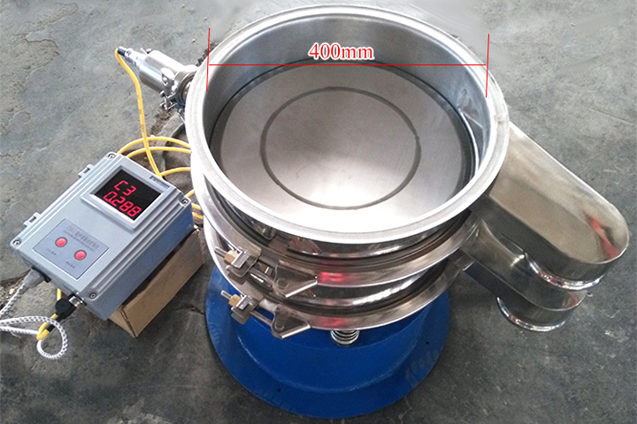 小型振動(dòng)篩采用彈跳球?yàn)榍寰W(wǎng)裝置，清網(wǎng)效果好。