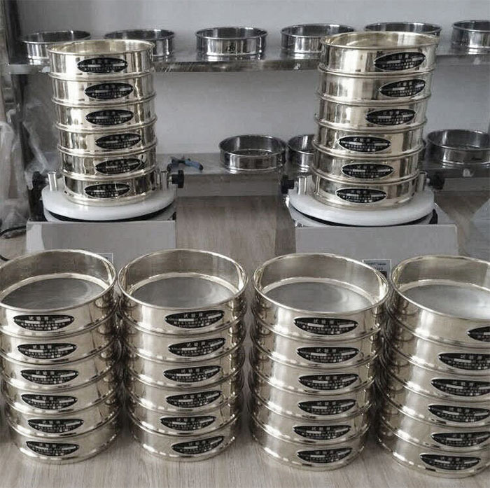 試驗(yàn)篩采用SUS403不生銹材質(zhì)，篩框壁厚0.6mm經(jīng)久耐用不變形，可耐400°高溫，可用于無(wú)機(jī)，有機(jī)溶液。