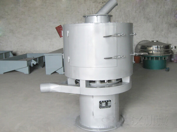 氣流篩與其它普通振動篩不同的是其采用的是立式篩網(wǎng)，篩分主要動力來自風(fēng)機的吹動帶動物料撲向篩網(wǎng)，從而完成篩分目的。